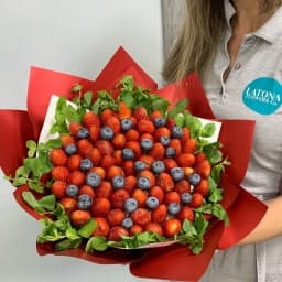 Grand Fresh Berry Bouquet